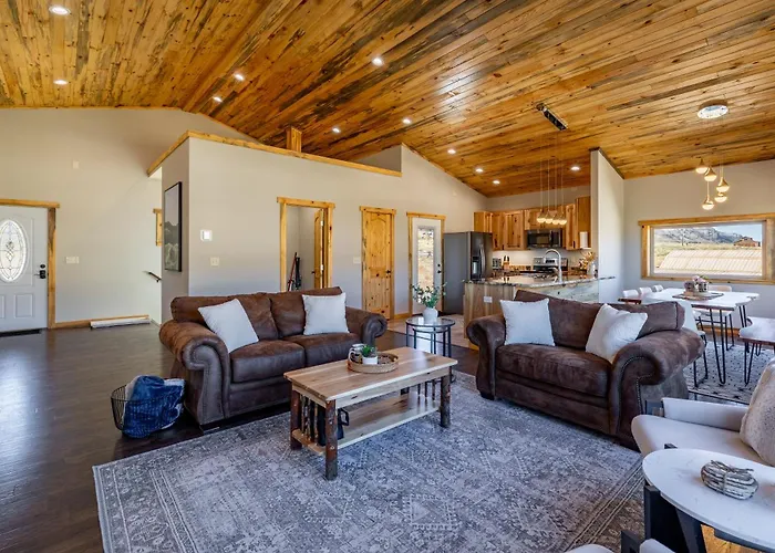 The Yellowstone- Soak In Panoramic Views, Wapiti Cabin, Dogs Ok